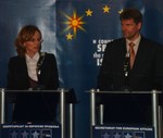 Radmila Šekerinska (levo, desno Bojan Dremelj) je prepričana, da je pogodba pozitiven učinek makedonskega statusa kandidatke za članstvo v EU